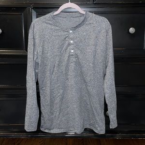 Medium long sleeve. Great shape. Realized it was a little small on me